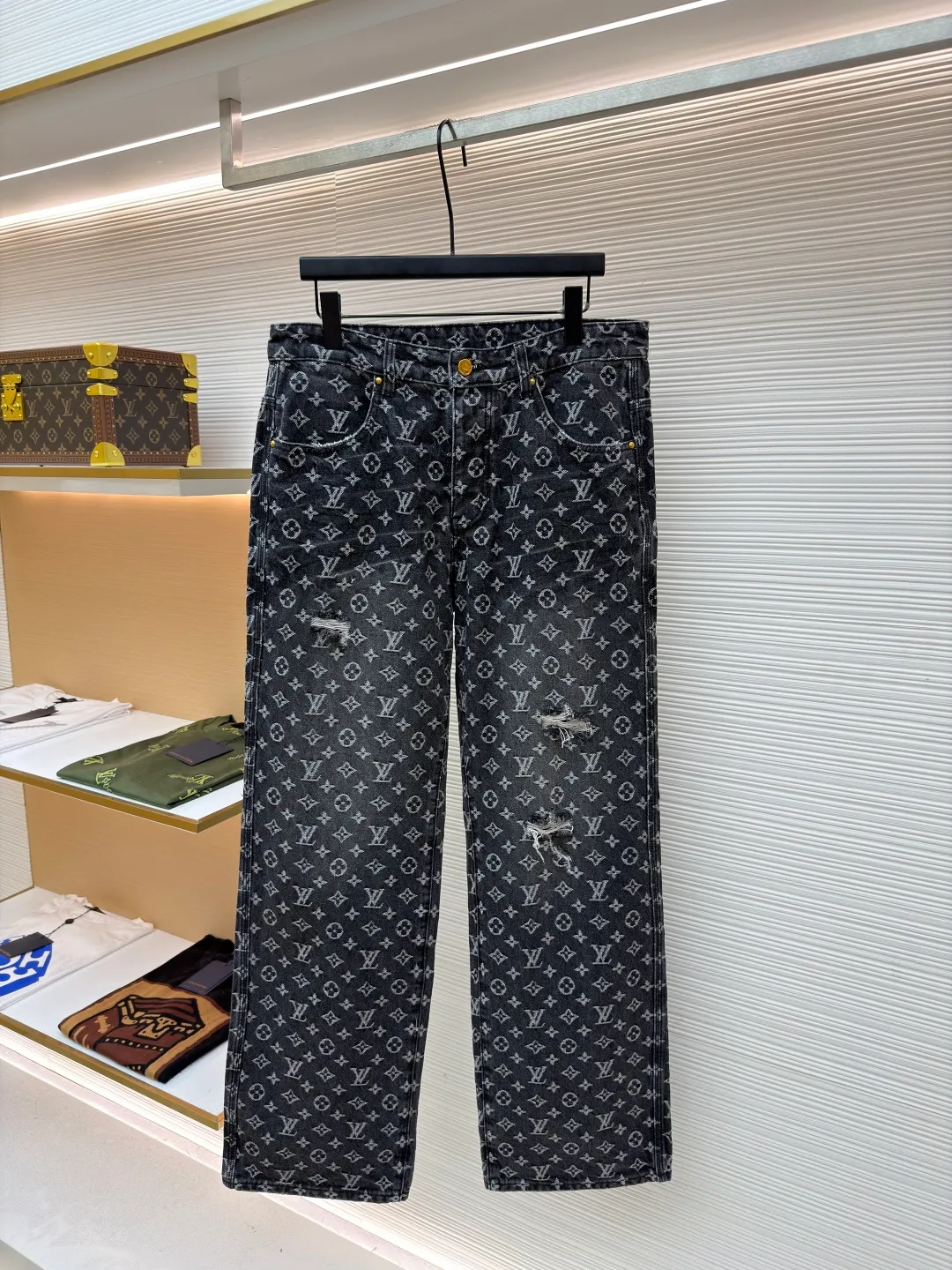 LOUIS VUITTON limited torn jacquard red man embroidered jeans ●Authentic product: purchased and developed for 15500 ●Item number: 1681037-B05 ●Fabric: denim fabric ●Technology: jacquard production ●Version: loose fit ●Weight: about 940 grams ●Size: 30-32-34-36 ●Description: The denim fabric is made of 100% cotton and classic double-sided jacquard with jacquard technology; it is woven with high-density equipment imported from Italy, with clear texture; the new dip-dye treatment is anti-wrinkle, anti-shrinkage and anti-deformation. The back panel uses bract core three-dimensional embroidery technology and uses glossy mercerized embroidery thread, which adds light and dark tones to the raised pattern. Three-dimensional embroidery mainly achieves three-dimensional effects through flat embroidery and layering. Because the embroidery thread is relatively thin, it is difficult to create such an exaggerated three-dimensional effect. Three-dimensional bract core cotton is added to the production to increase the three-dimensional effect. The overall wiring is straight and delicate, the fabric is comfortable and soft, and the color is consistent without color difference. It can be matched with the same style to create a fashionable look and control various occasions. Customized accessories, complete with three standards, same style for men and women!